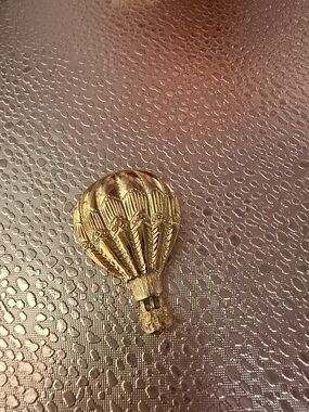 Vintage Gold Tone Hot Air Balloon Brooch